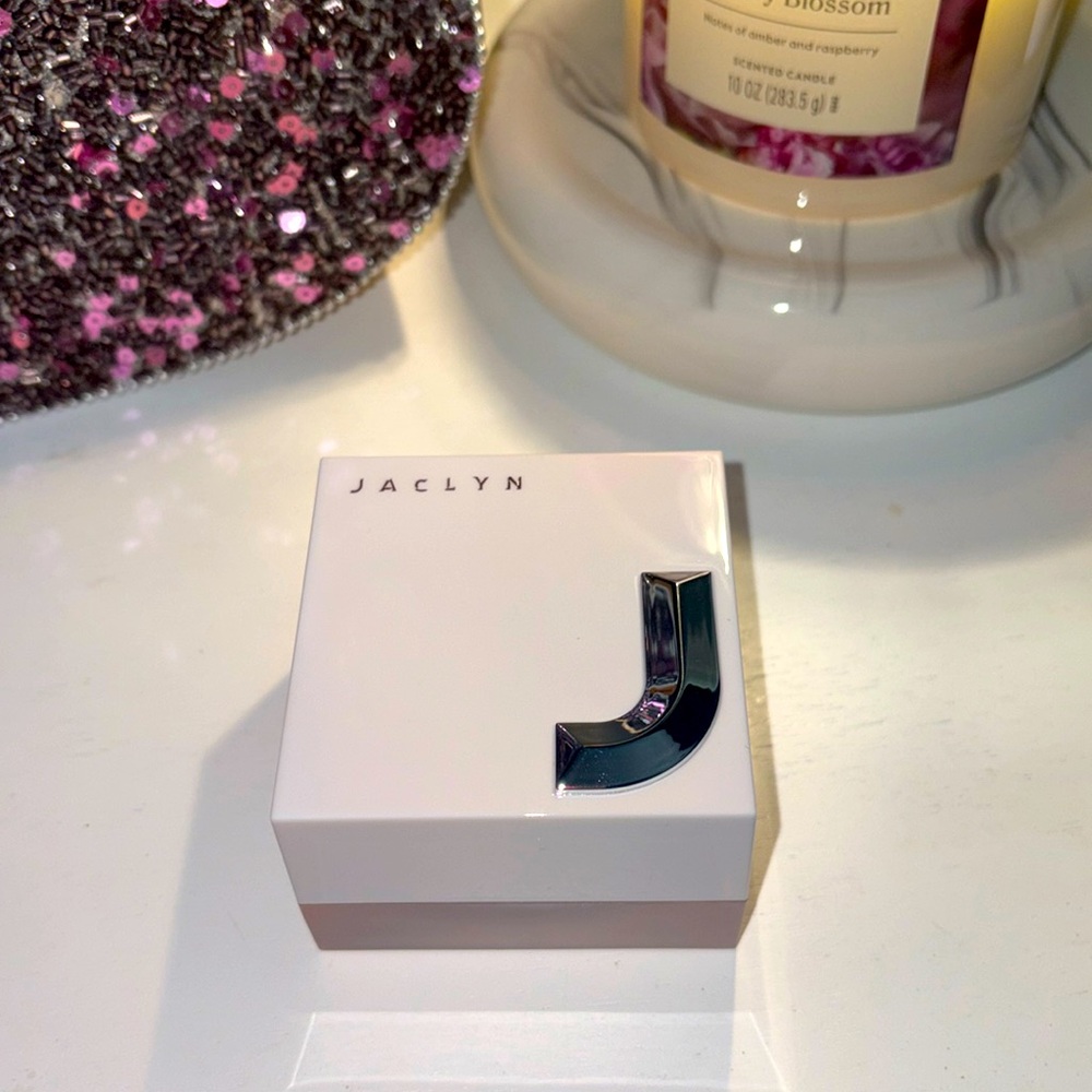 Jaclyn brightening lilac loose powder
